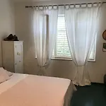 And Lapad בית הארחה